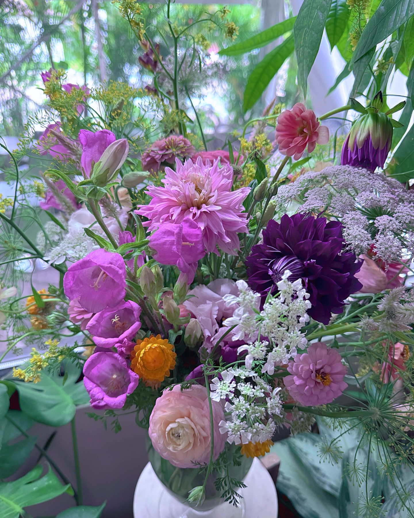 This week at @kaya.orlando ! #farmgalflowers #springflowers #slowflowerssociety #locallygrown #farmerflorist #zone10a #loveorlando #growyourown #cutflowers #floraldesign #floridaflowers #flowerstagram #flowers #flowerarrangement #dahlias #floridagrown #bouquet #michelingreenstar #restaurantflowers #mills50district #kayaorlando #farmtotable #organicallygrown #sustainablygrown